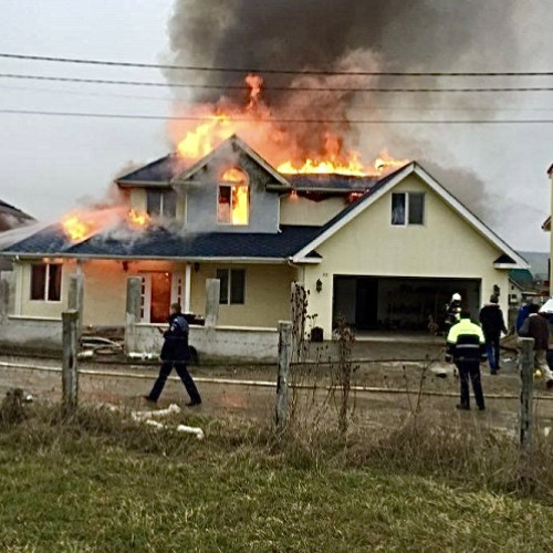 Incendiu puternic la o vilă din Argeș, intervenție rapidă din partea pompierilor