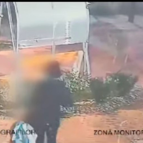 O femeie a aruncat ulei ars într-un loc de joacă din Bacău