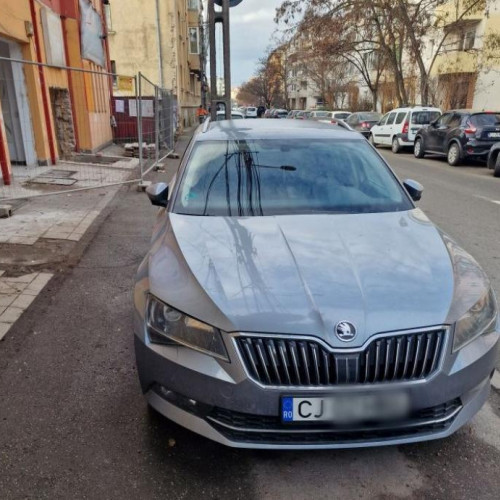 Sofer parcat in fata unui santier de demolare in Cluj