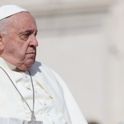 Papa Francisc a suferit o contuzie la antebrat, dar nu are fracturi