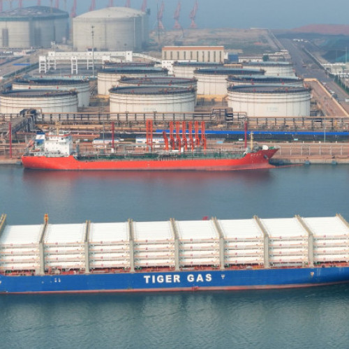 Aproape 500.000 de tone de produse petroliere rusești, blocate pe petroliere din cauza sancțiunilor SUA