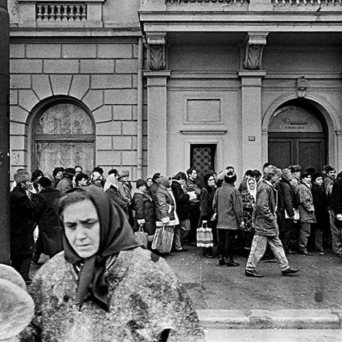 Viața pe cartela în România comunistă: Cozi interminabile pentru alimente de bază