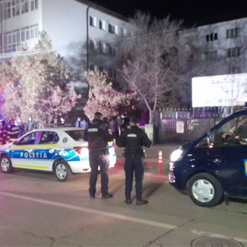 Zeci de persoane evacuate dintr-un bloc în Bacău din cauza unui incendiu