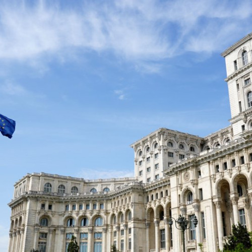 Protest masiv în fața Palatului Parlamentului