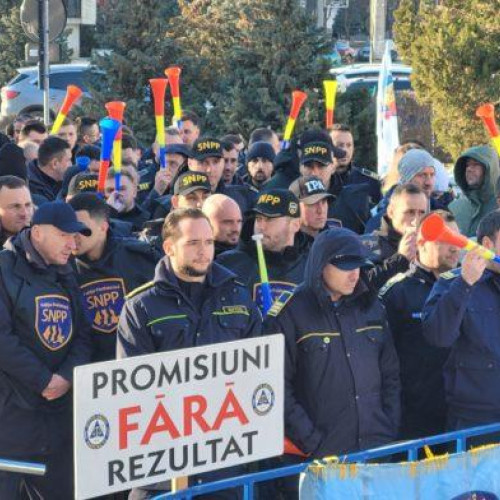 Sute de polițiști protestează la Botoșani împotriva reducerii salariilor