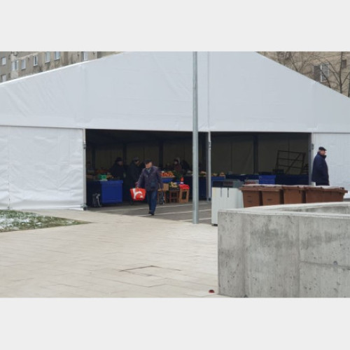 Comerciantii de legume si fructe din Piața Cetate s-au mutat într-un cort special amenajat