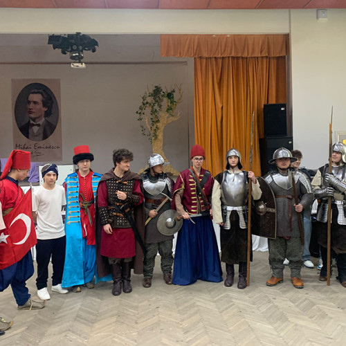 Spectacol aniversar dedicat lui Mihai Eminescu la Liceul Teoretic Lucian Blaga din Constanța