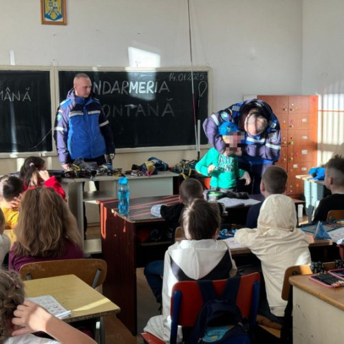 Întâlnire între 90 de copii de la Şcoala Dimitrie Cantemir din Baia Mare și jandarmii montani
