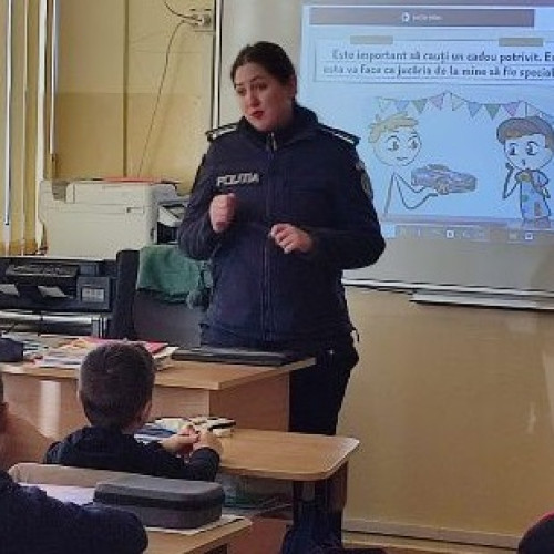 Polițiștii desfășoară ore preventive în școli pentru siguranța elevilor