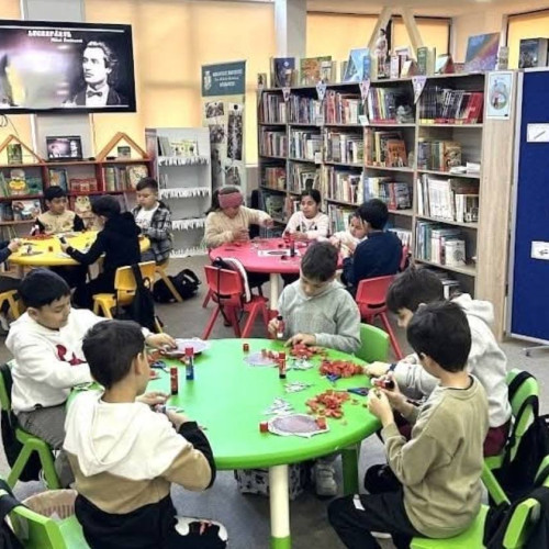 Activități literare și artistice pentru copii la Biblioteca Dâmbovița