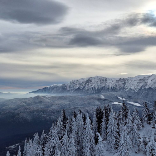Iarna aduce peisaje de poveste în munții Bucegi, iar turiștii sunt așteptați să le exploreze
