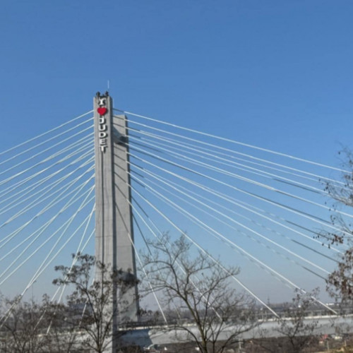 Montarea unei firme luminoase pe viaductul hobanat de pe Centura