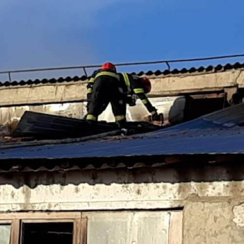 Incendiu la acoperișul unei locuințe din Vânători
