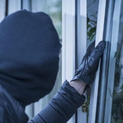 Doi tineri reținuți pentru furt calificat la Focșani