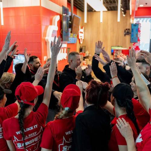 Fryday se deschide la Dâmbovița Mall și atrage mulți clienți