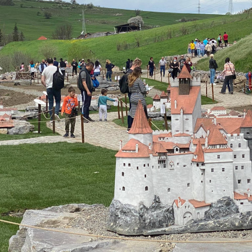 Aproape 120.000 de turiști au vizitat parcurile Mini Transilvania și Insect Park în 2024