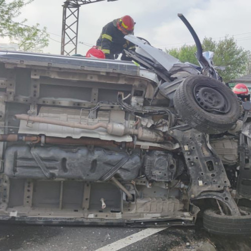 Sofer încarcerat, dar conștient, după un accident
