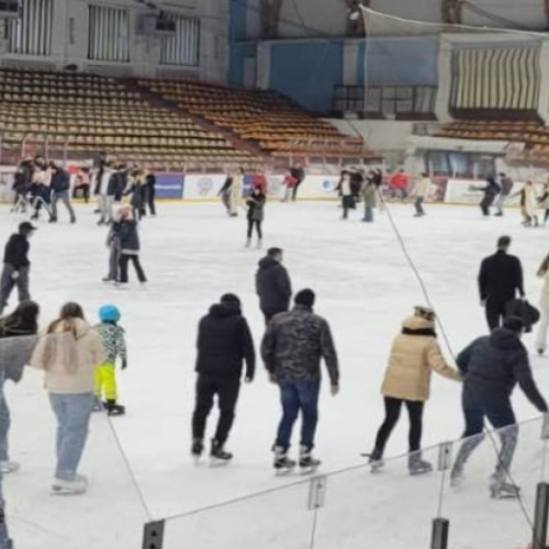 Patinoarul "Dunarea" este deschis iubitorilor de mișcare pe gheață în acest weekend