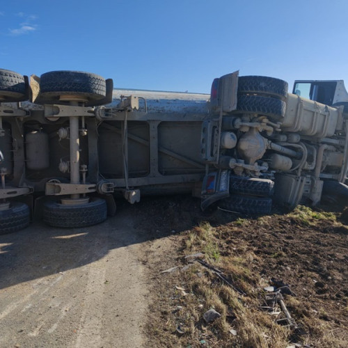 Accident tragic pe DN22: Un șofer a decedat după răsturnarea camionului