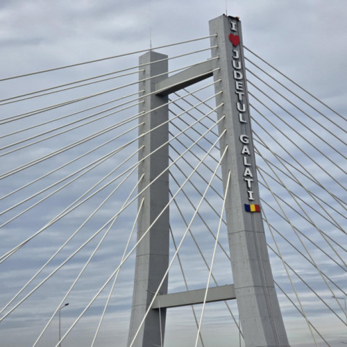 Consiliul Județean Galați declară dragoste pentru județul Galați printr-un mesaj pe podul hobanat