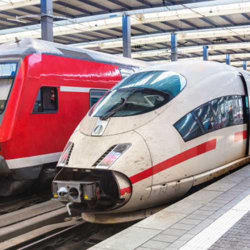 Un bărbat a supraviețuit miraculos agățat de un tren de mare viteză în Germania