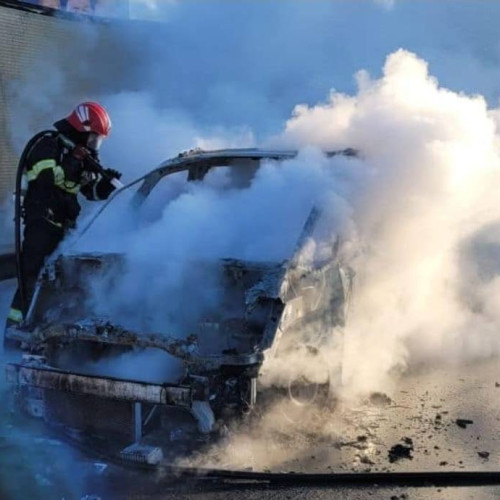 Incendiu distruge un autoturism pe DN 71, în Racari