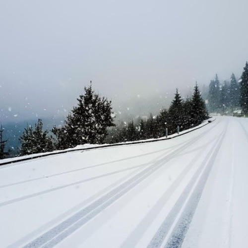 Stratul de zăpadă în Munții Rodnei atinge 55 cm, în timp ce poleiul afectează drumurile din Maramureș
