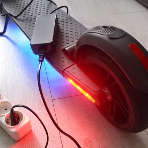 Doi tineri din Blaj reținuți pentru furtul unei trotinete electrice