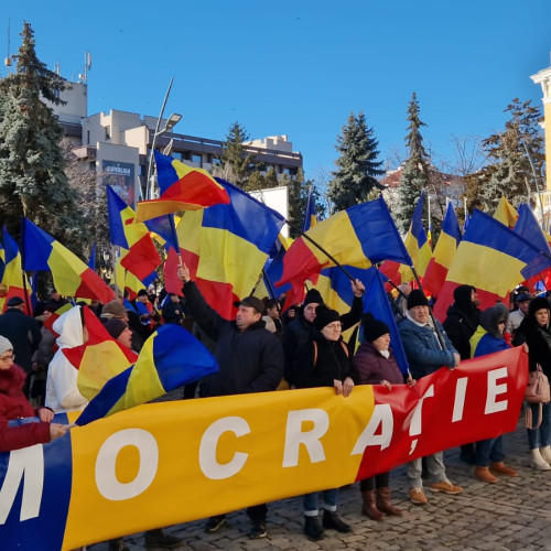 Protest masiv în fața Prefecturii pentru alegeri libere