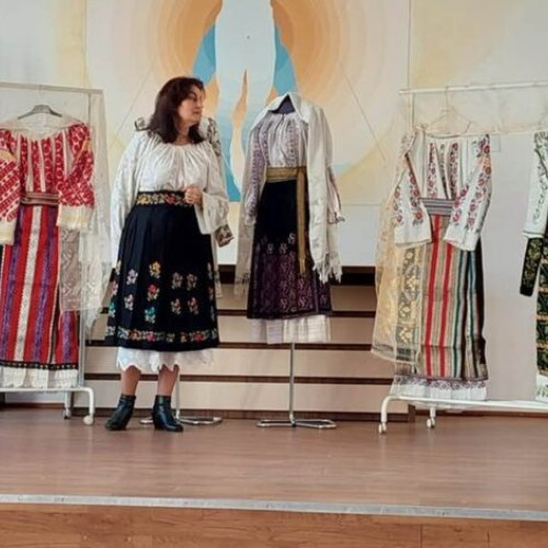 Elevii din Buzău sărbătoresc cultura națională în costume populare