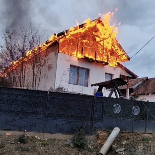 Incendiu la o casă în Argeș, o persoană rănită