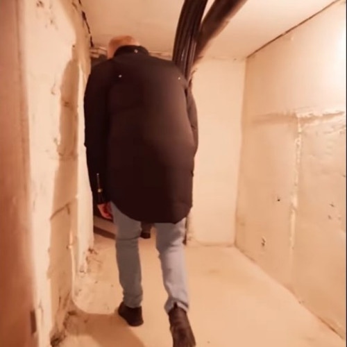 Locuitorii unui bloc din Baia Mare își amenajează un buncăr pentru situații de urgență