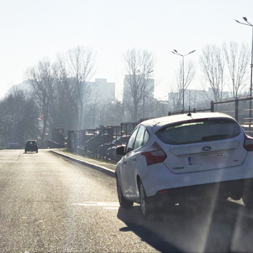 Mașină parcată ilegal blochează accesul la magazinul Dedeman din Constanța