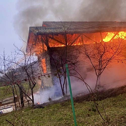 Incendiu la o casă veche în Argeș, cu risc de propagare