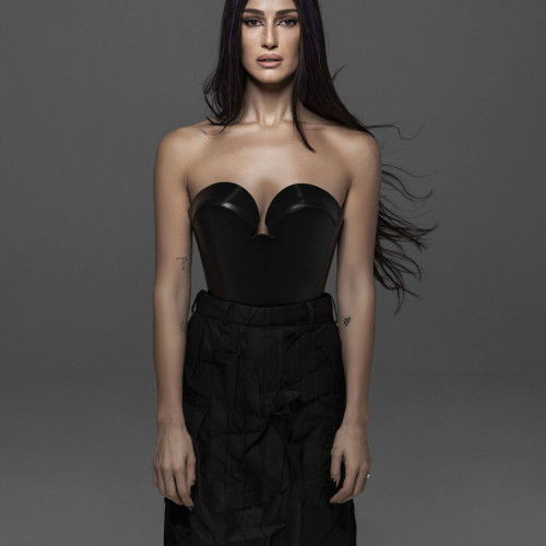 Alina Eremia lansează vizualul piesei "Tricoul"