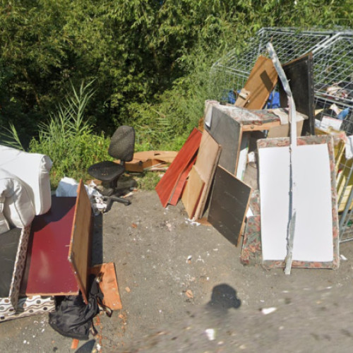 Clujeanul sesizează problema unei străzi transformate într-o "gropă de gunoi"