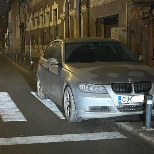 Clujean surprins parcând pe o trecere de pietoni și trotuar