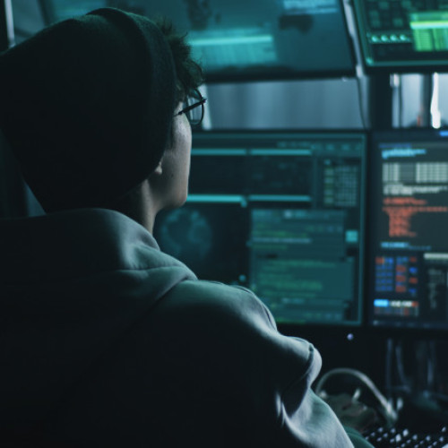 Un adolescent din Italia a modificat note și a deviat nave petroliere din Marea Mediterană