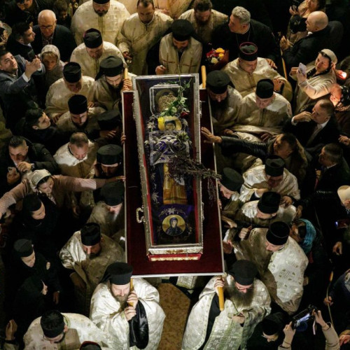 Rugăciuni cu lacrimi fierbinți pentru minunea vindecării în Argeș