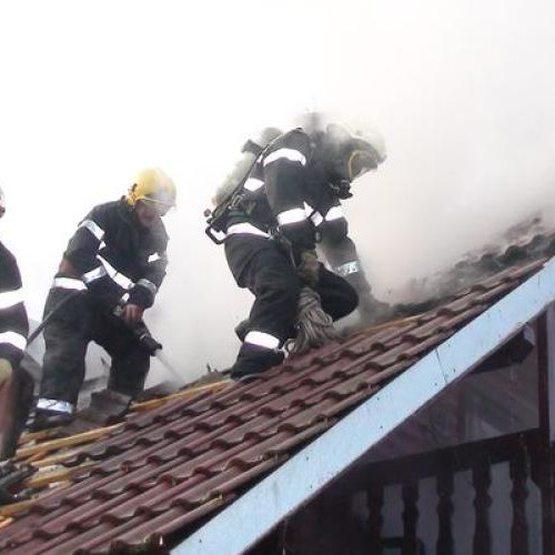 Incendiu la o casă din Dej, Cluj: Pompierii au intervenit rapid
