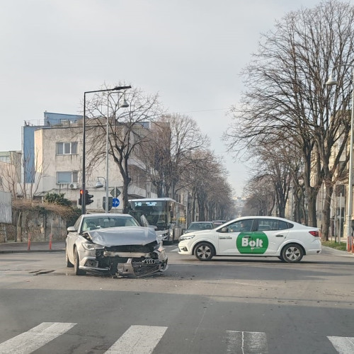 Accident rutier în zona Fantasio, două persoane asistate medical