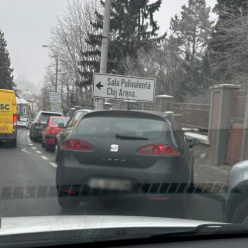 Un șofer atrage atenția cu o parcare neobișnuită pe strada Republicii