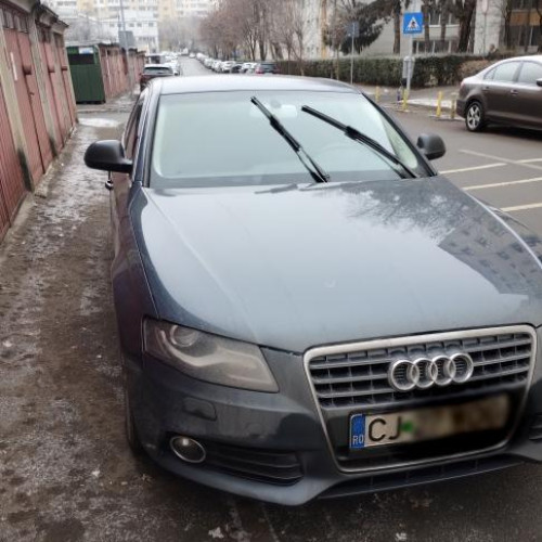 Incident pe strada Bucegi din Cluj: un automobil blochează accesul la un garaj