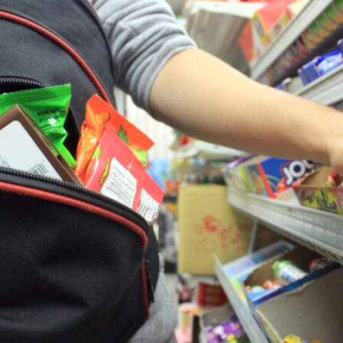 O femeie surprinsă la furat în Shopping City Deva nu a fost identificată de polițiști