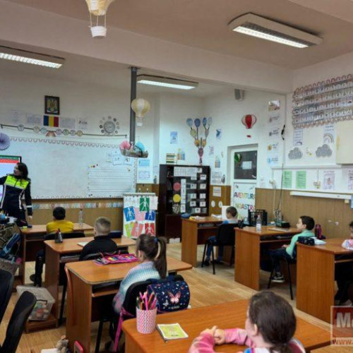 Poliția Română participă la programul național "Școala Siguranței Tedi" pentru elevii din clasa I