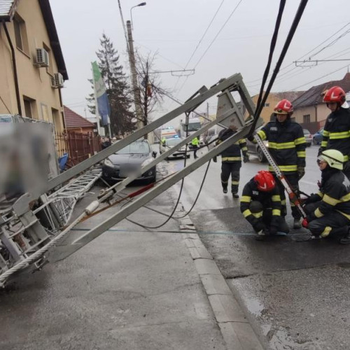 Pompierii clujeni intervine după căderea unei macarale pe firele de curent