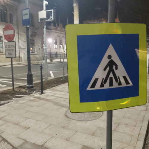 Semn de circulație avariat la Centrul Cultural "Dunarea de Jos"