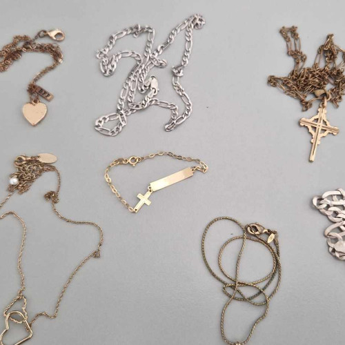 Creșterea record a gramului de aur și fluctuațiile leului pe piața valutară