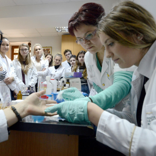 Cursuri gratuite de pregătire pentru examenul de admitere la UMF Iași