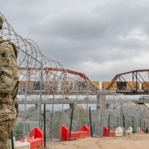 Departamentul Apărării SUA trimite suplimentar 1.000 de soldați la frontiera cu Mexicul